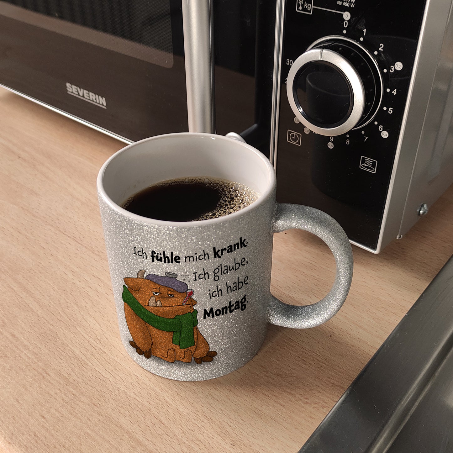 Freches Monster in orange Glitzer-Kaffeebecher mit lustigem Spruch