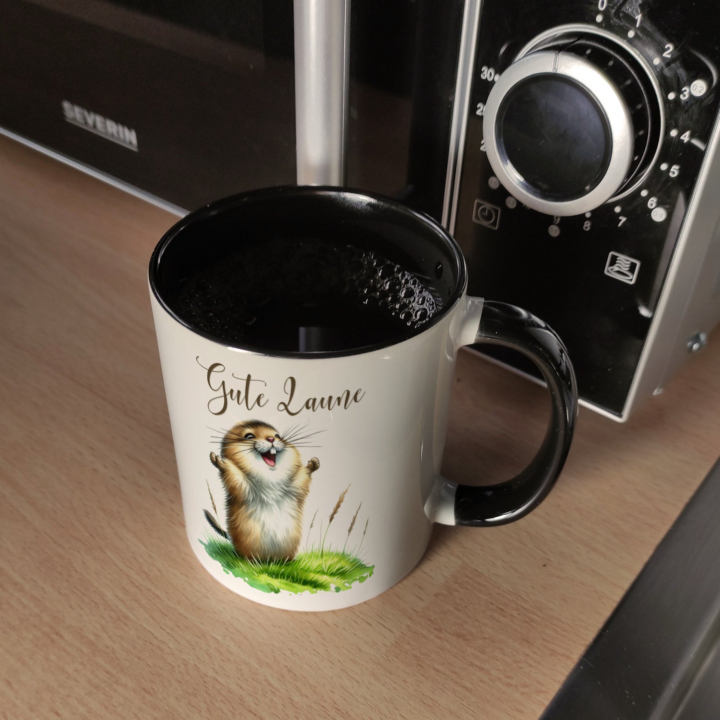 jubelnder Lemming Kaffeebecher in schwarz mit Spruch Gute Laune