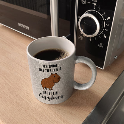 Ich spüre das Tier in mir – es ist ein Capybara Glitzer-Kaffeebecher