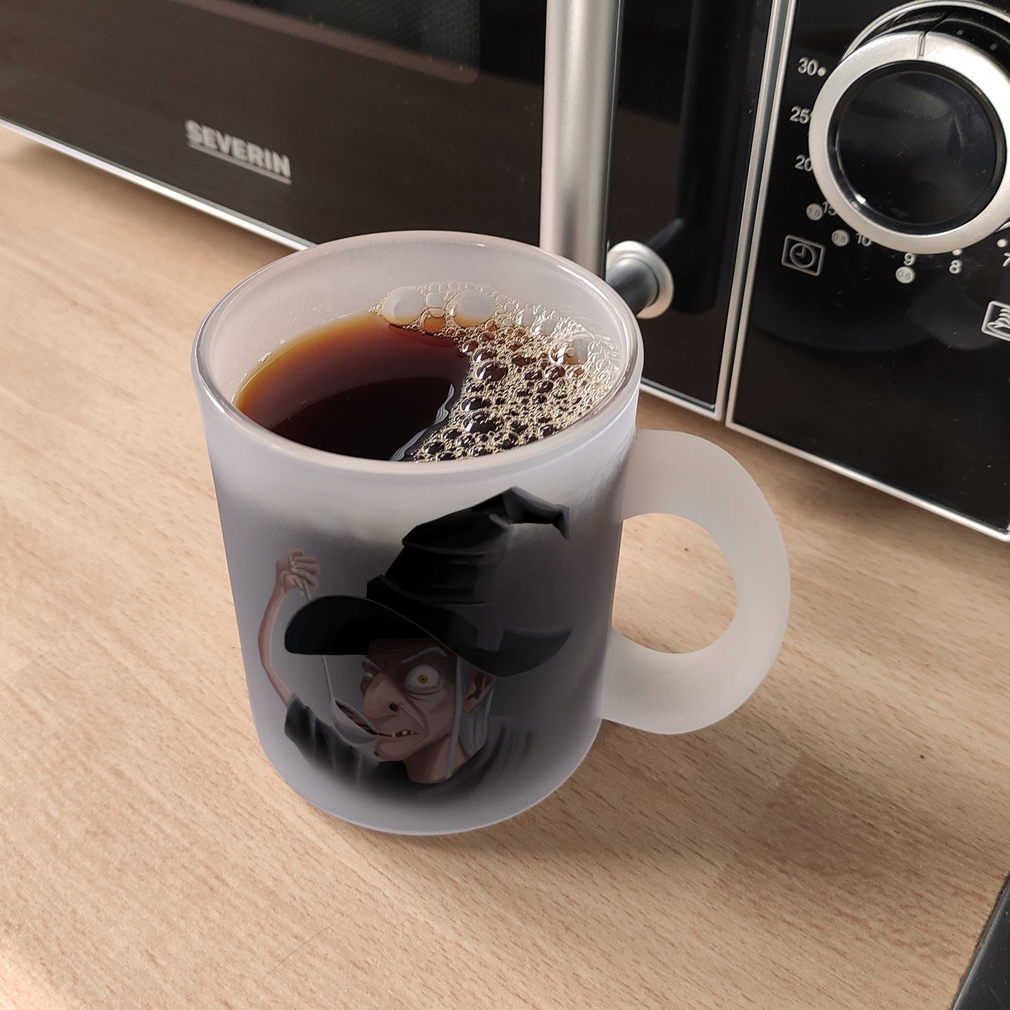 Glas Tasse mit lustigem Motiv und Spruch - Auch Hexen brauchen Kaffee -