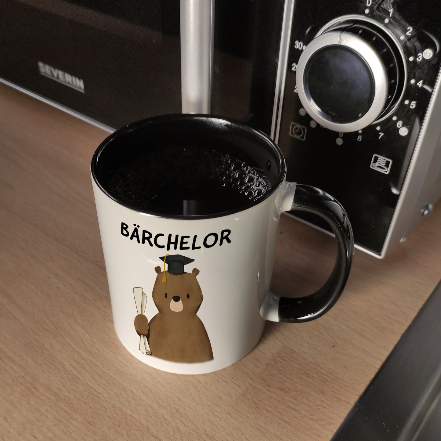 Bär mit Doktorhut Kaffeebecher in schwarz mit Spruch Bärchelor