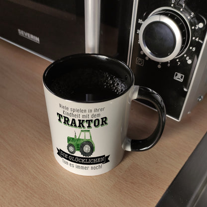 Traktor Kaffeebecher in schwarz mit Spruch Kindheitsträume - Für immer Traktor fahren