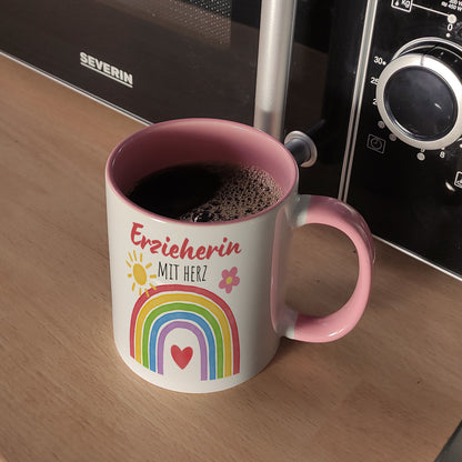 Regenbogen Kaffeebecher in rosa mit Spruch Erzieherin mit Herz