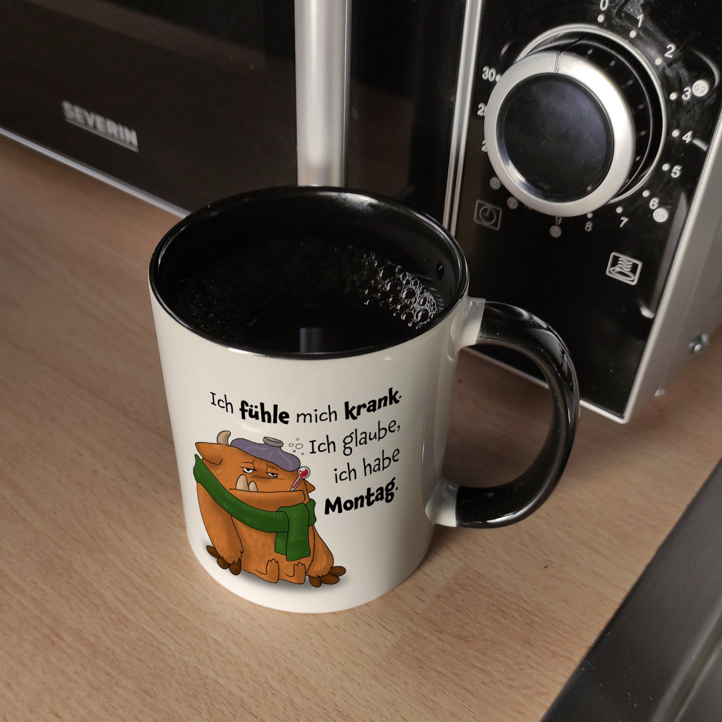 Freches Monster in orange Kaffeebecher in schwarz mit lustigem Spruch