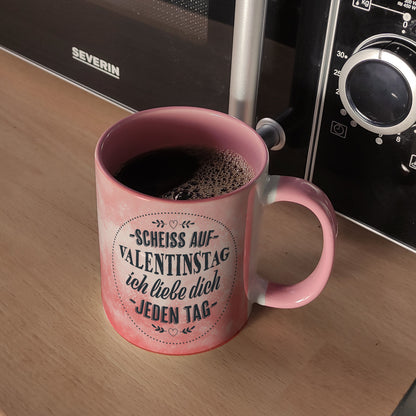 Scheiß auf Valentinstag, ich liebe dich jeden Tag Kaffeebecher Henkel und Innenseite Rosa