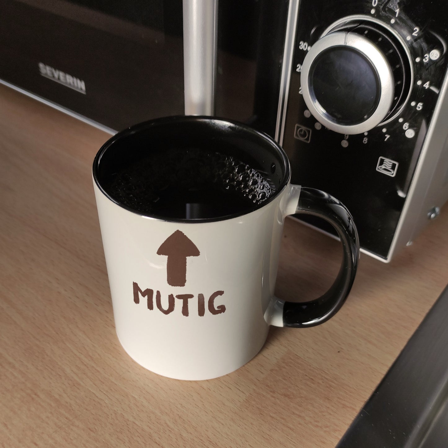 Mut ist... Kaffeebecher in schwarz in schwarz mit Durchfall Motiv