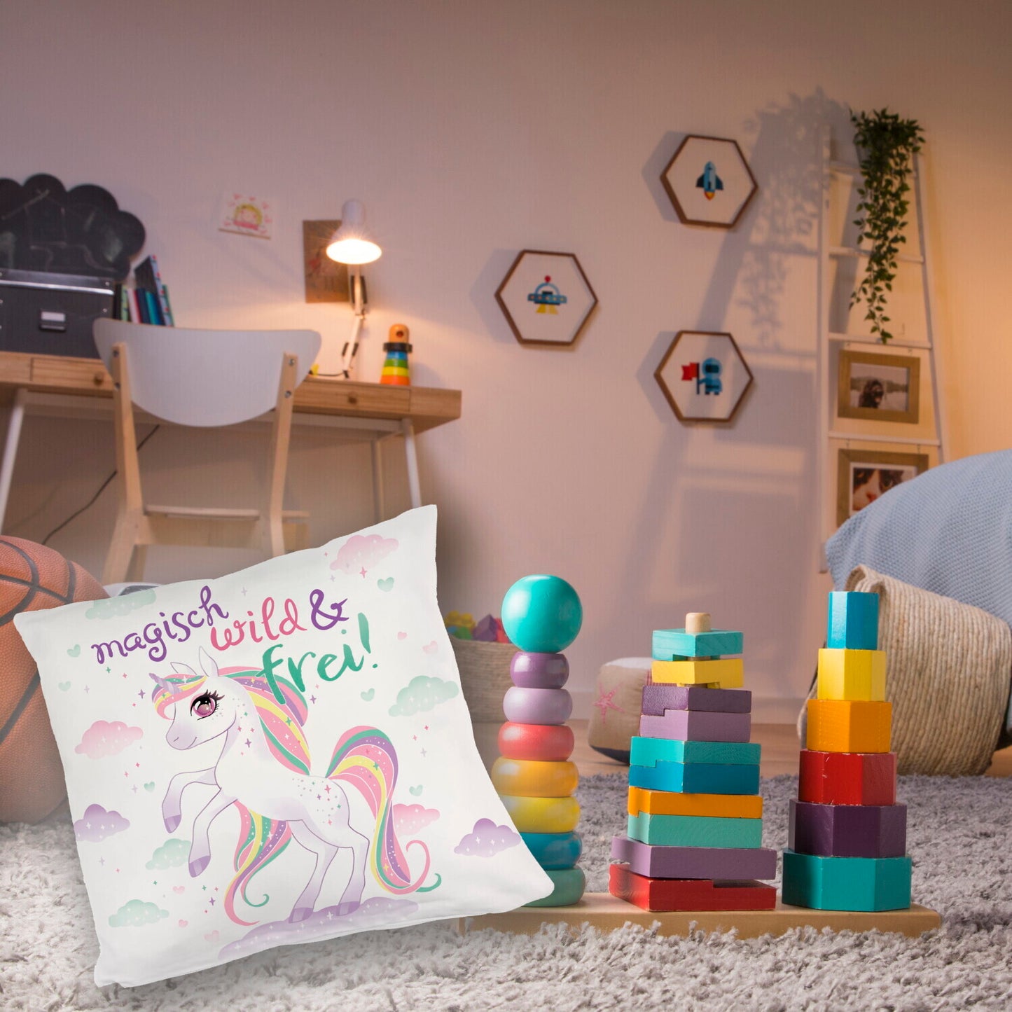 Einhorn Kuschelkissen mit Spruch Magisch wild und frei