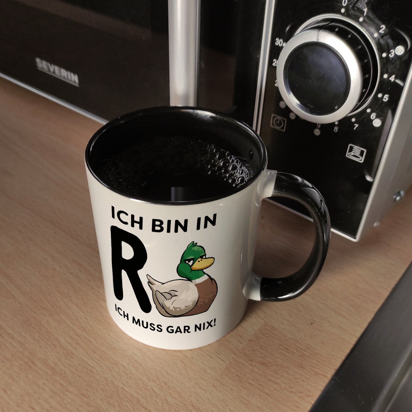 Ente Ruhestand Kaffeebecher in schwarz mit Spruch Ich bin in R-Ente Ich muss gar nix