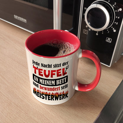 Jede Nacht sitzt der Teufel an meinem Bett… Kaffeebecher Rot