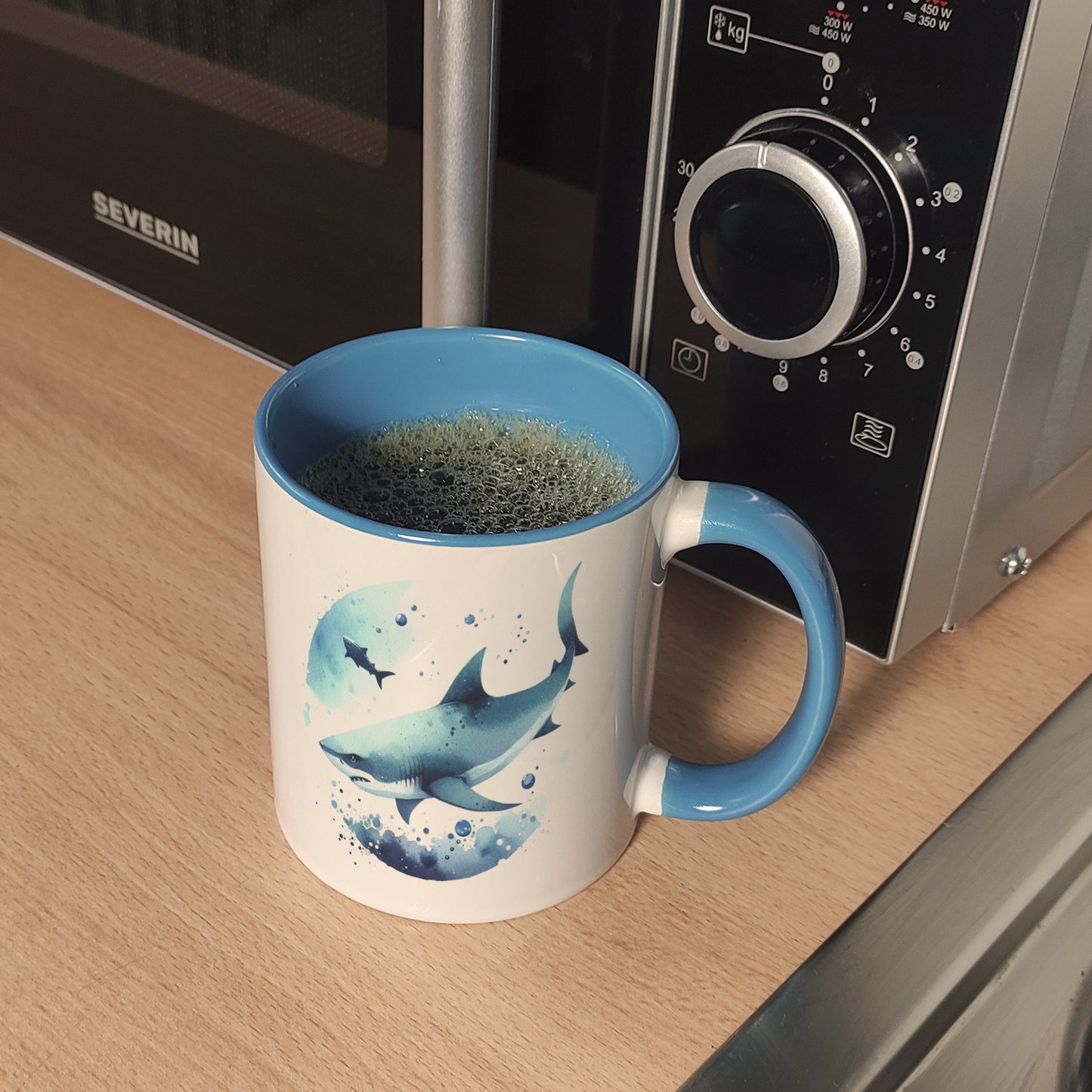 Haifisch im Wasser Kaffeebecher in hellblau