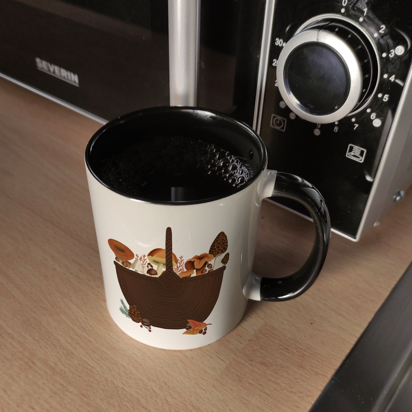 Herbst Kaffeebecher Schwarz mit Pilz-Motiv