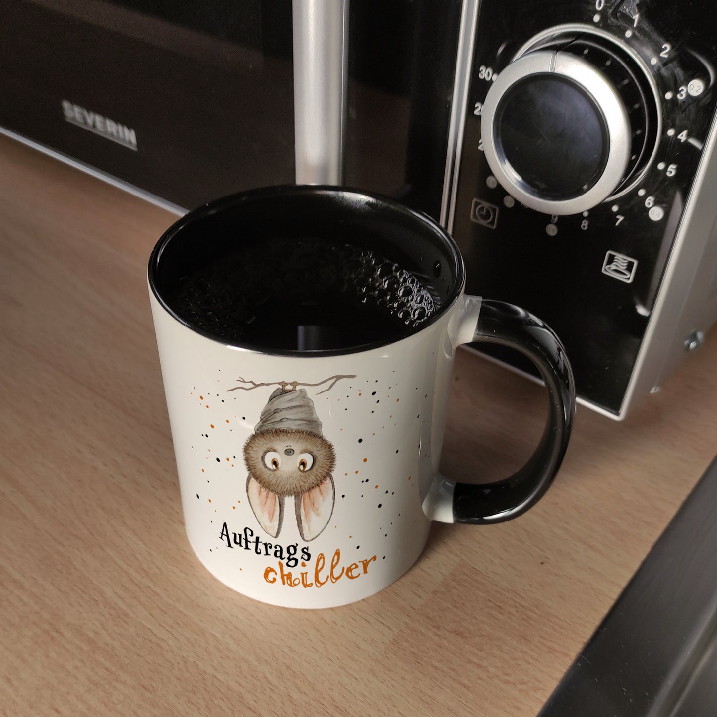 Auftragschiller Kaffeebecher in schwarz mit Fledermaus