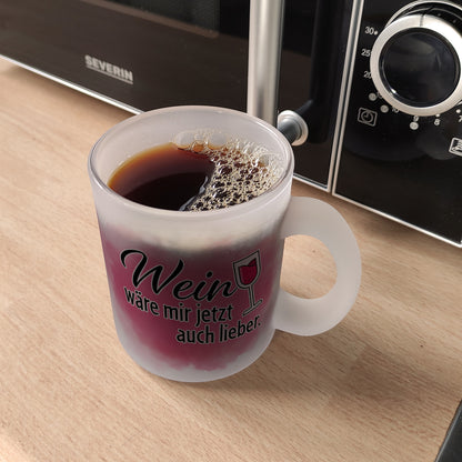 Wein wäre mir jetzt auch lieber Glas Tasse Dieser Kaffeebecher eignet sich nicht nur für Tee und Kaffee. Du könntest auch heimlich einen Schluck deines Lieblingsweines daraus trinken! mit Weinglas, Aufschrift Motiv