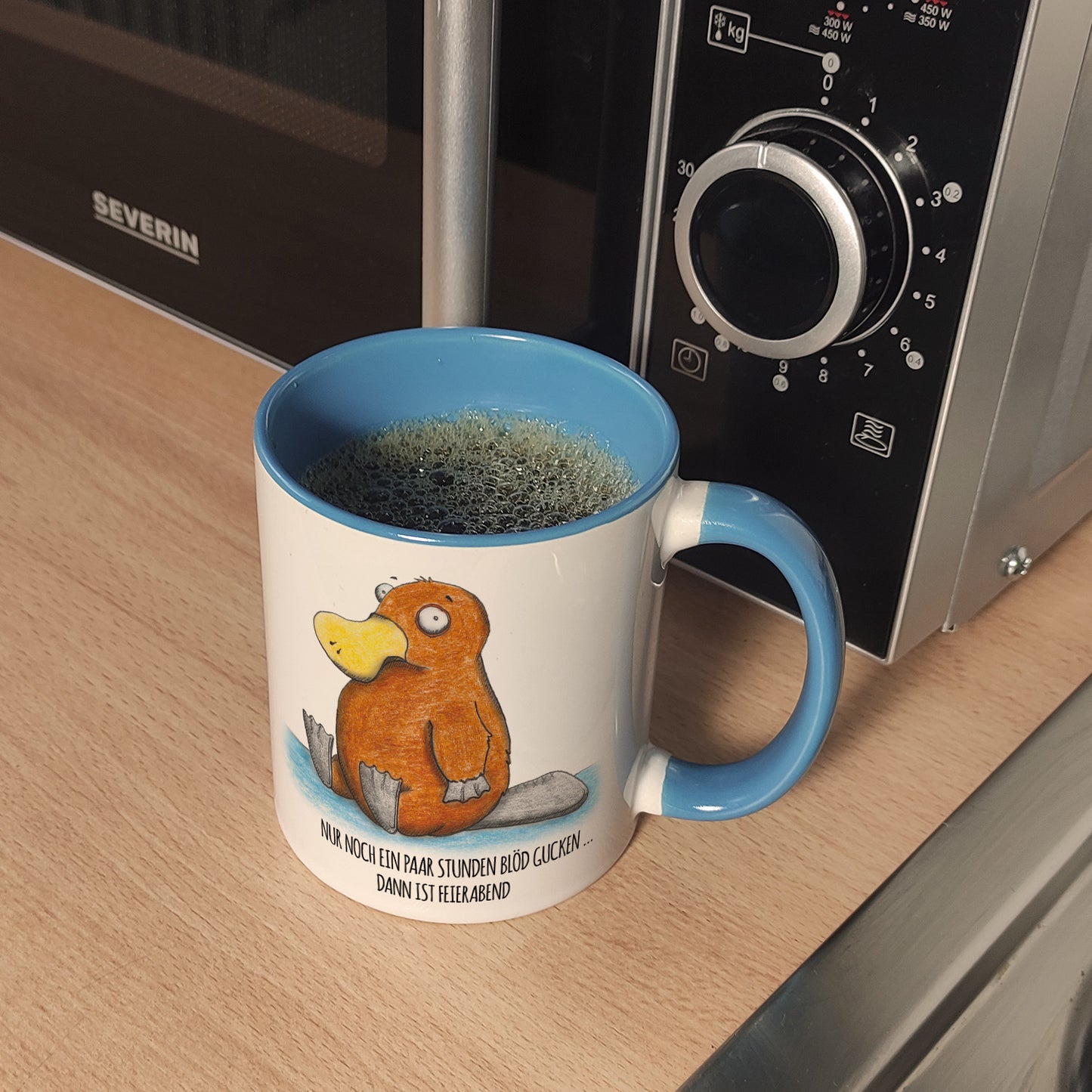 Nur noch ein paar Stunden blöd gucken, dann ist Feierabend Kaffeebecher Henkel und Innenseite Hellblau mit Schnabeltier Motiv