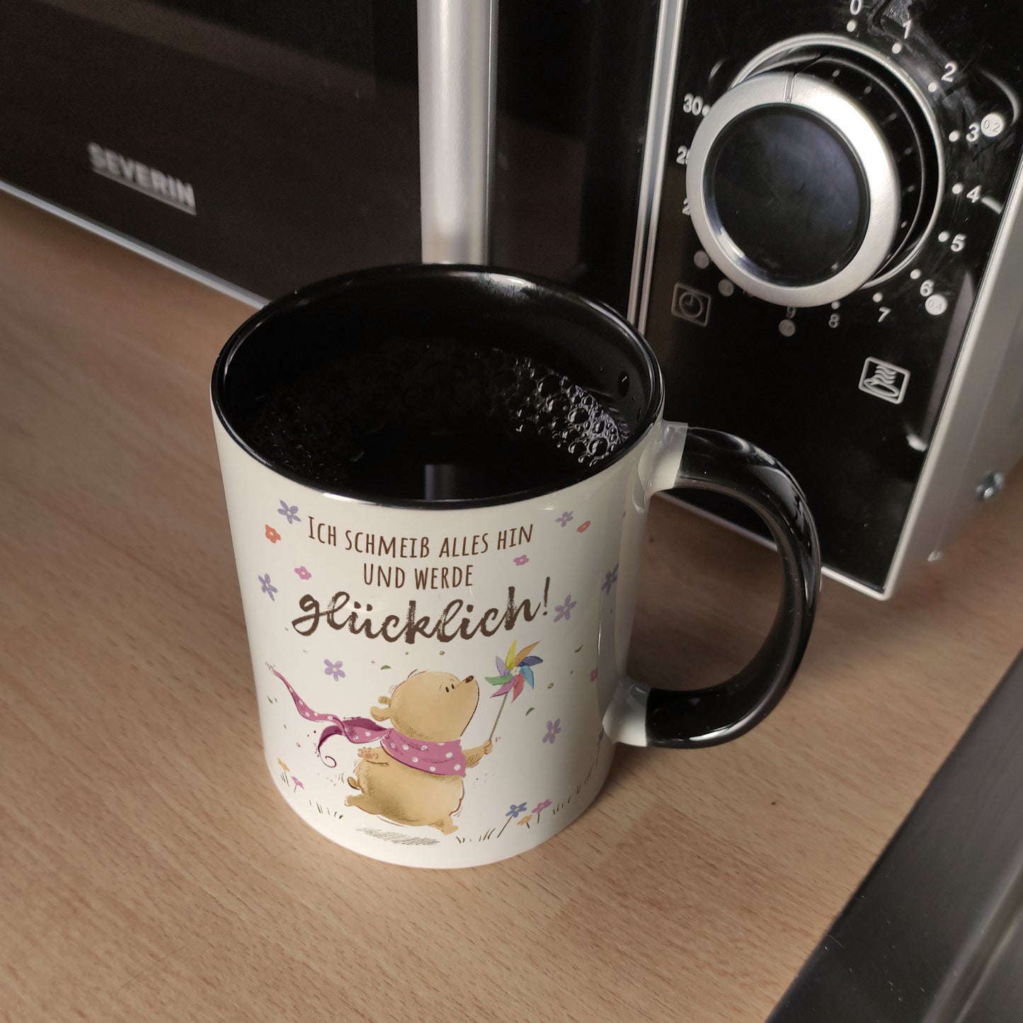 Glücklicher Bär Kaffeebecher in schwarz mit Spruch Ich schmeiß alles hin