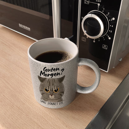 Morgenmuffel Katze Glitzer-Kaffeebecher mit Spruch Guten Morgen - Ganz dünnes Eis