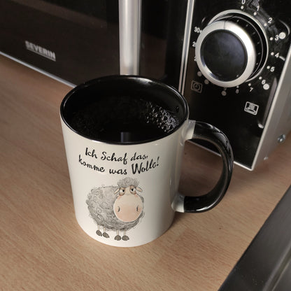 Schaf Kaffeebecher in schwarz mit Spruch Ich Schaf das komme was Wolle