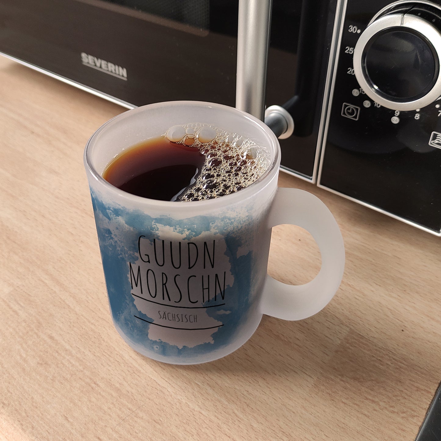 Hallo auf Sächsisch Guudn Morschen lustiger Glas Tasse mit blauem Hintergrund