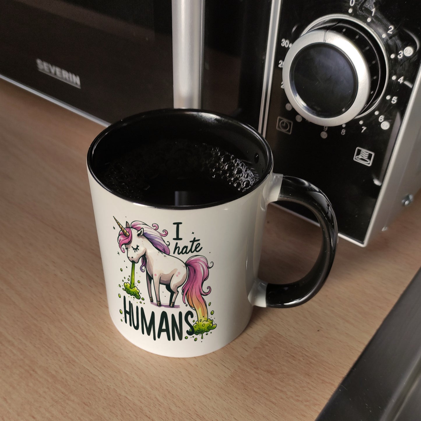 Kotzendes Einhorn Kaffeebecher in schwarz mit Spruch I hate Humans