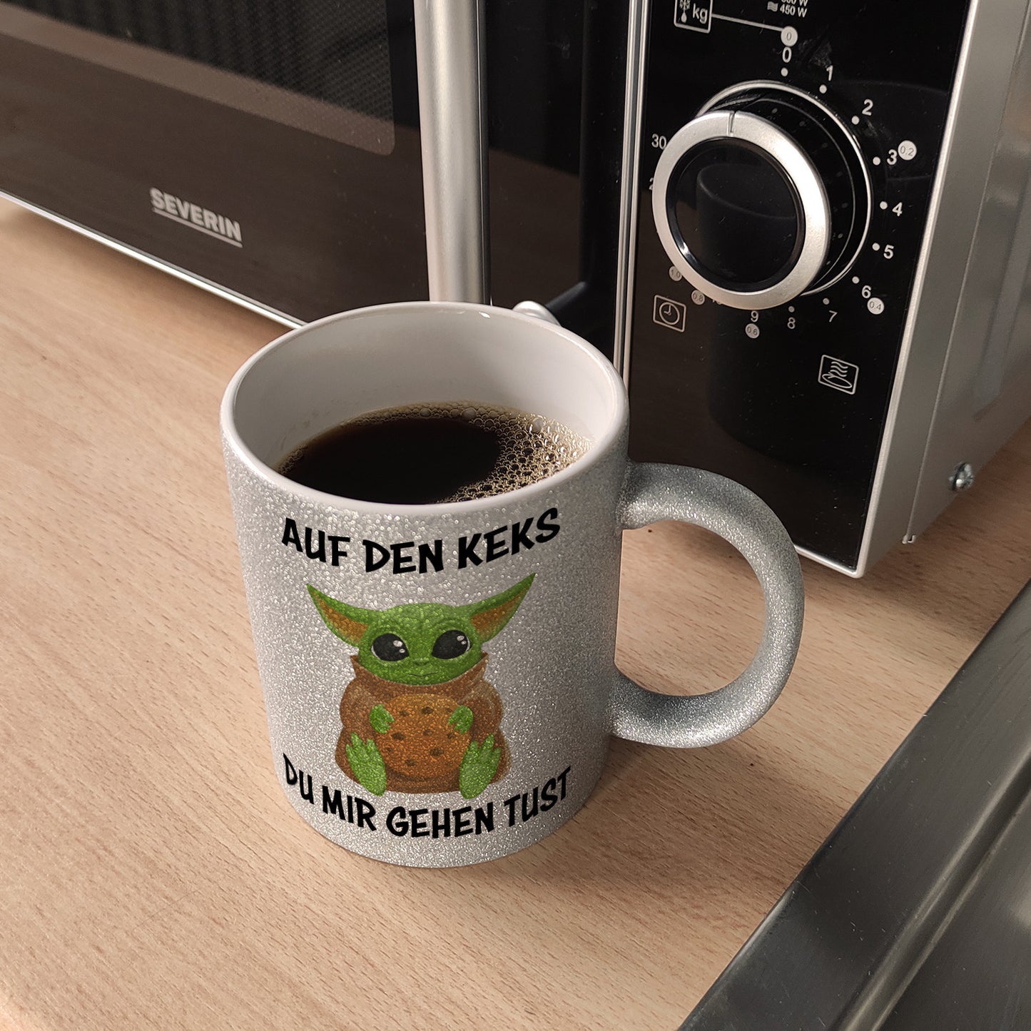 Baby-Alien Glitzer-Kaffeebecher mit Spruch Auf den Keks du mir gehen tust