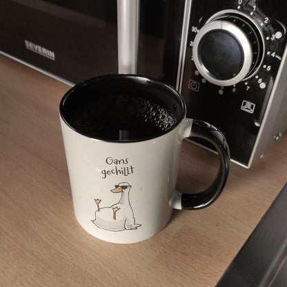 Gilbert die Gans Kaffeebecher in schwarz mit Spruch Gans gechillt