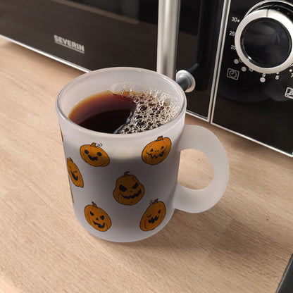 Glas Tasse im Halloween Design - mit vielen lustigen geschnitzten Kürbisköpfen