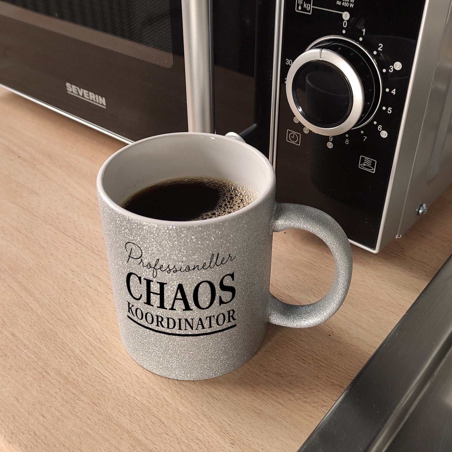 Chef Glitzer-Kaffeebecher mit Spruch Professioneller Chaos Koordinator