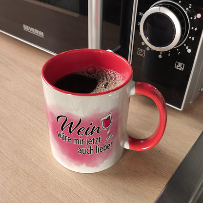 Wein wäre mir jetzt auch lieber Kaffeebecher Rot Dieser Kaffeebecher eignet sich nicht nur für Tee und Kaffee. Du könntest auch heimlich einen Schluck deines Lieblingsweines daraus trinken! mit Weinglas, Aufschrift Motiv