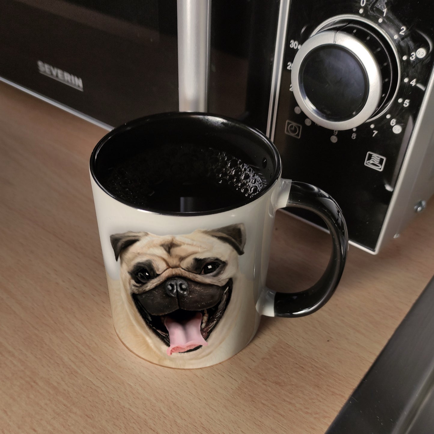 Kaffeebecher Henkel und Innenseite Schwarz mit Mops Motiv