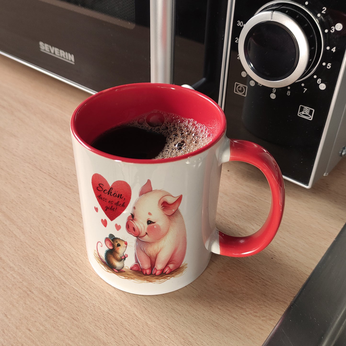 Schwein mit Maus und Herz Kaffeebecher in rot mit Spruch Schön dass es dich gibt