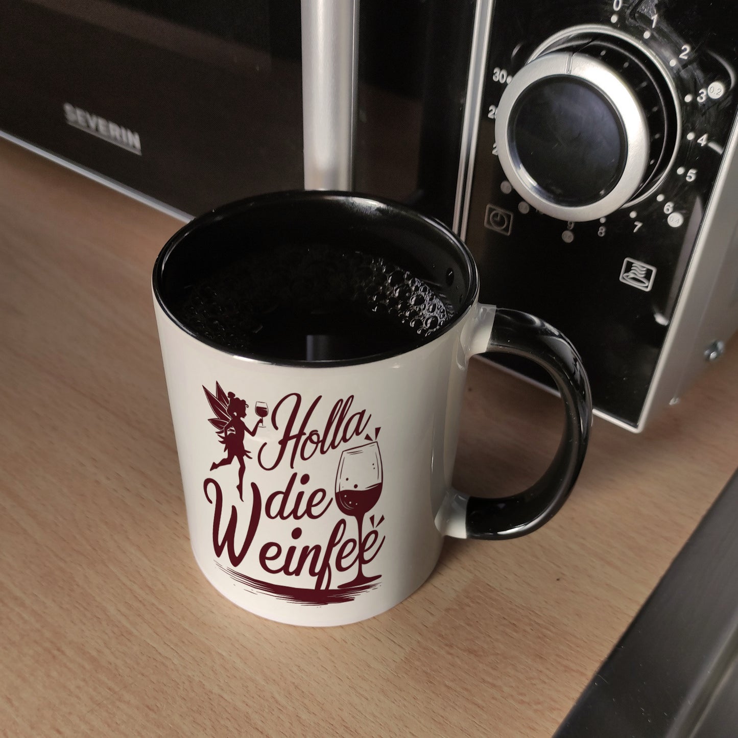 Fee mit Weinglas - HOLLA DIE WEINFEE Kaffeebecher in schwarz