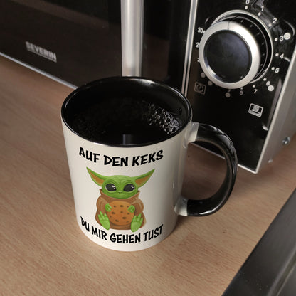 Baby-Alien Kaffeebecher in schwarz mit Spruch Auf den Keks du mir gehen tust