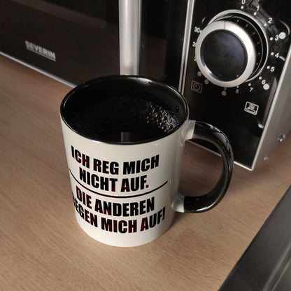 Ich reg mich nicht auf. Die anderen regen mich auf! Kaffeebecher Henkel und Innenseite Schwarz