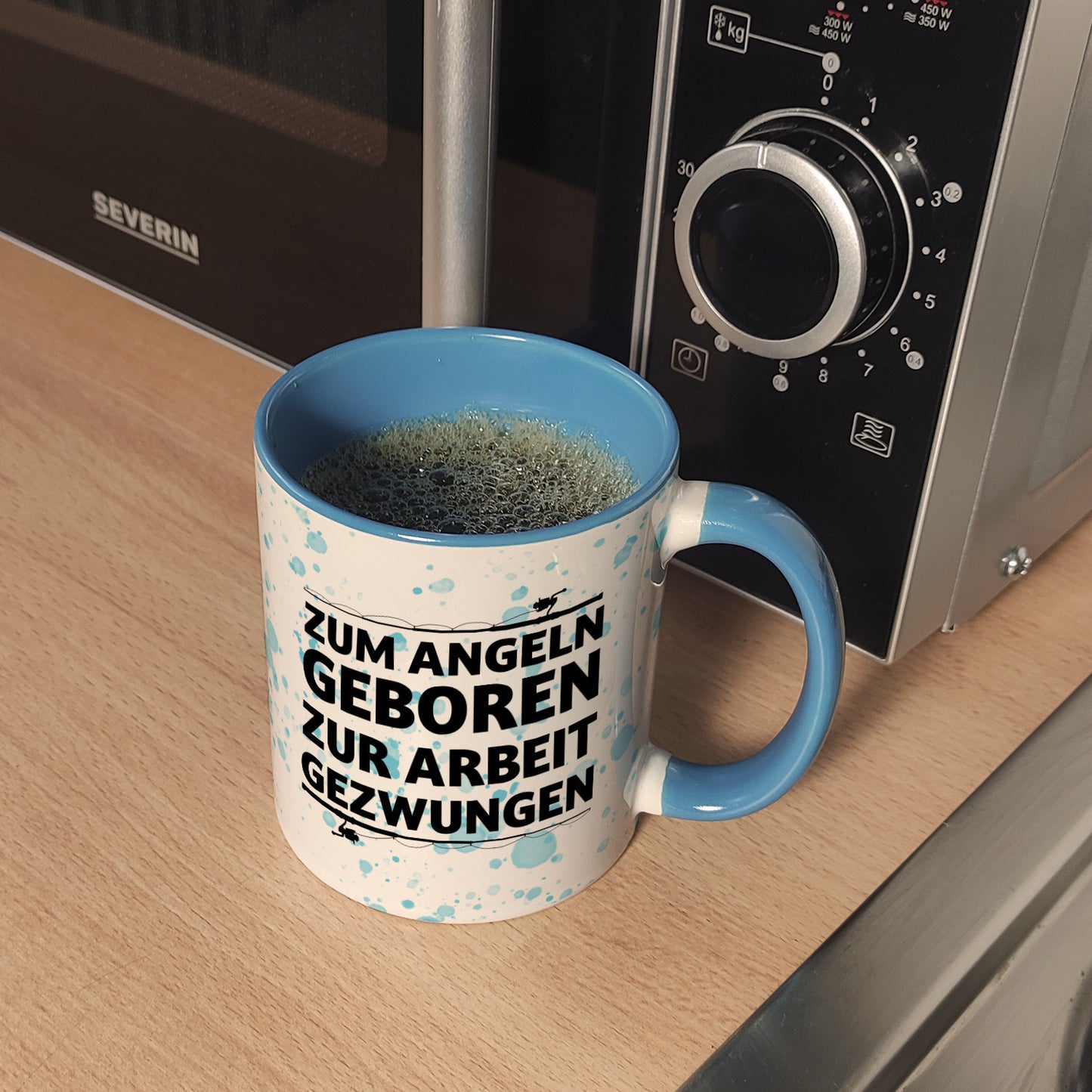 Zum Angeln geboren zur Arbeit gezwungen Kaffeebecher Hellblau für Angler