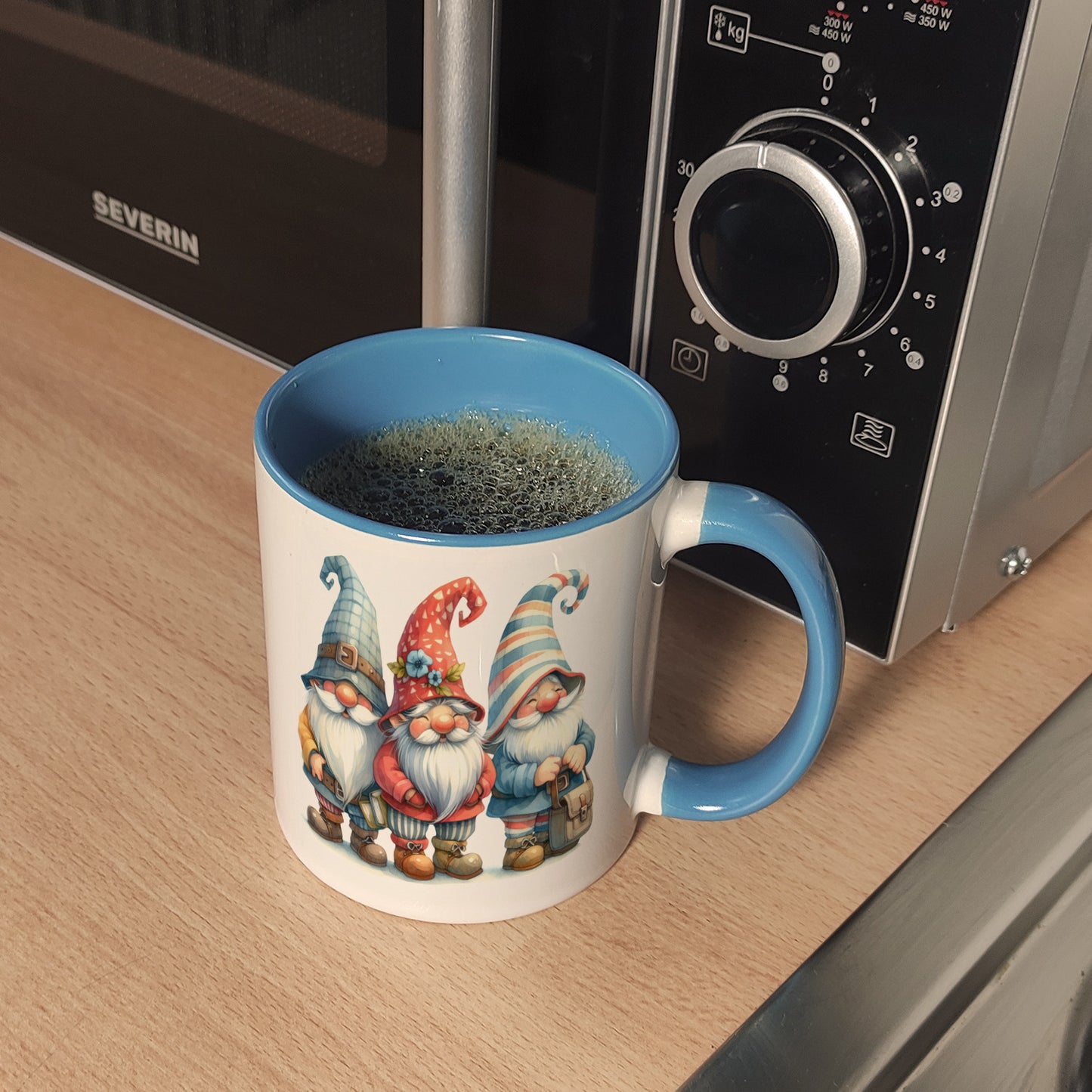 Kobolde mit bunten Mützen Kaffeebecher in hellblau