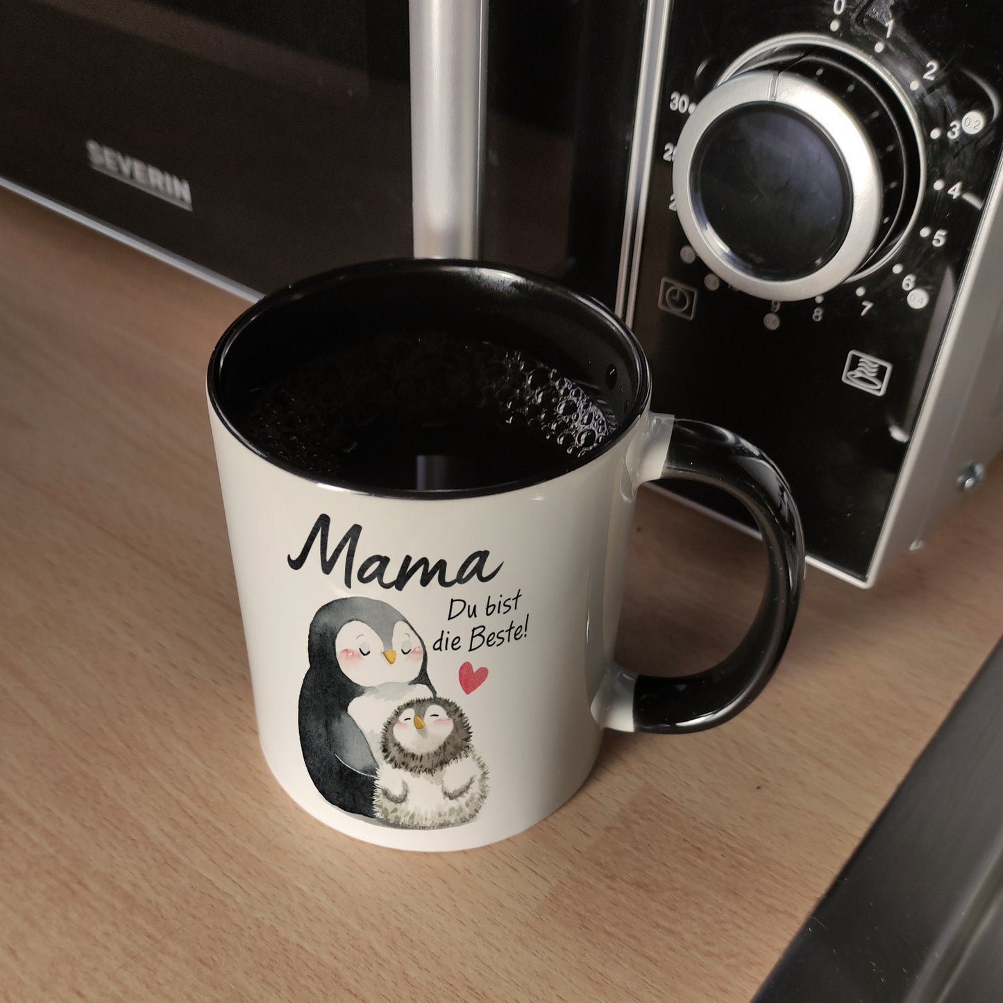 Pinguin Mutter und Kind Kaffeebecher in schwarz mit Spruch Mama du bist die Beste