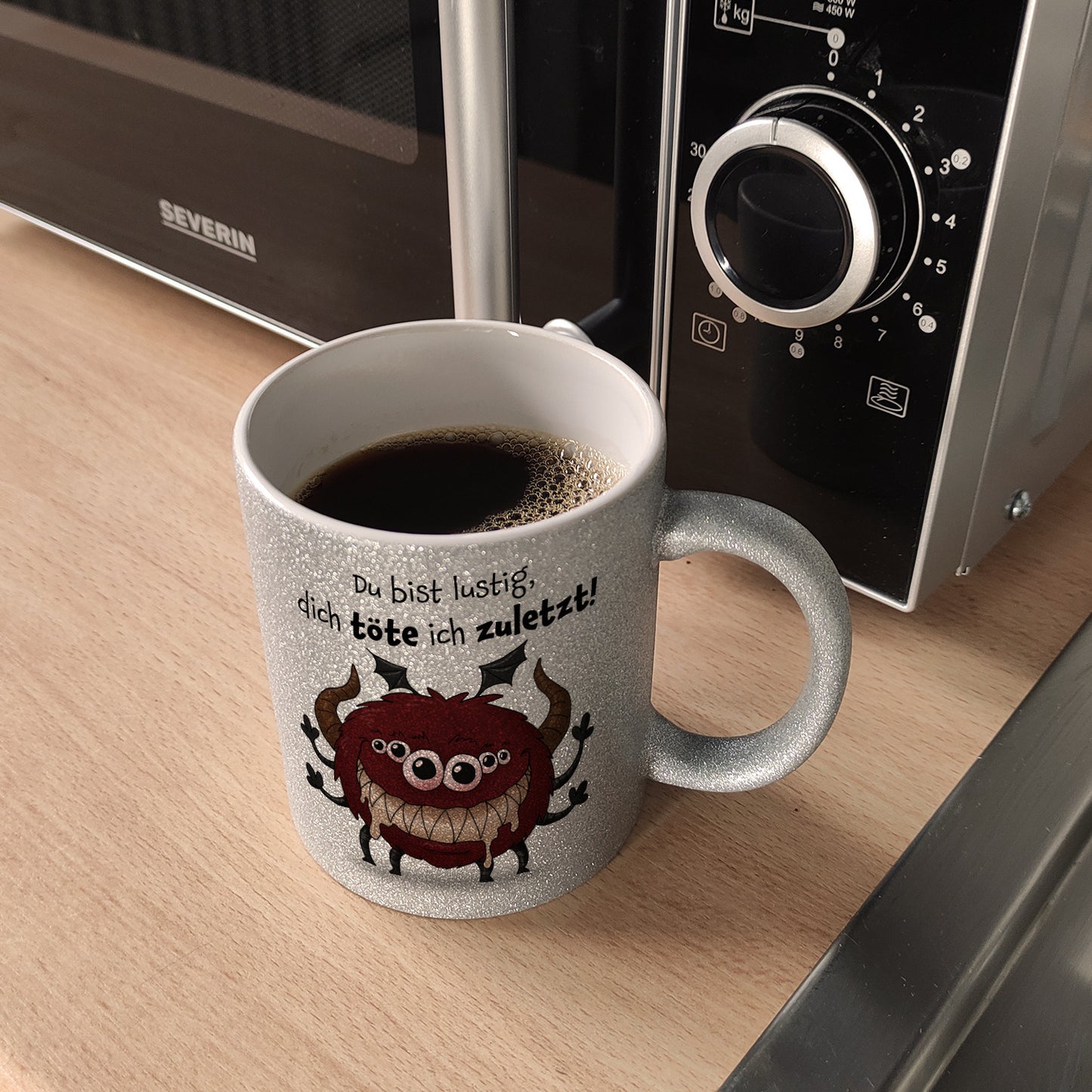 Freches Monster in dunkelrot Glitzer-Kaffeebecher mit lustigem Spruch