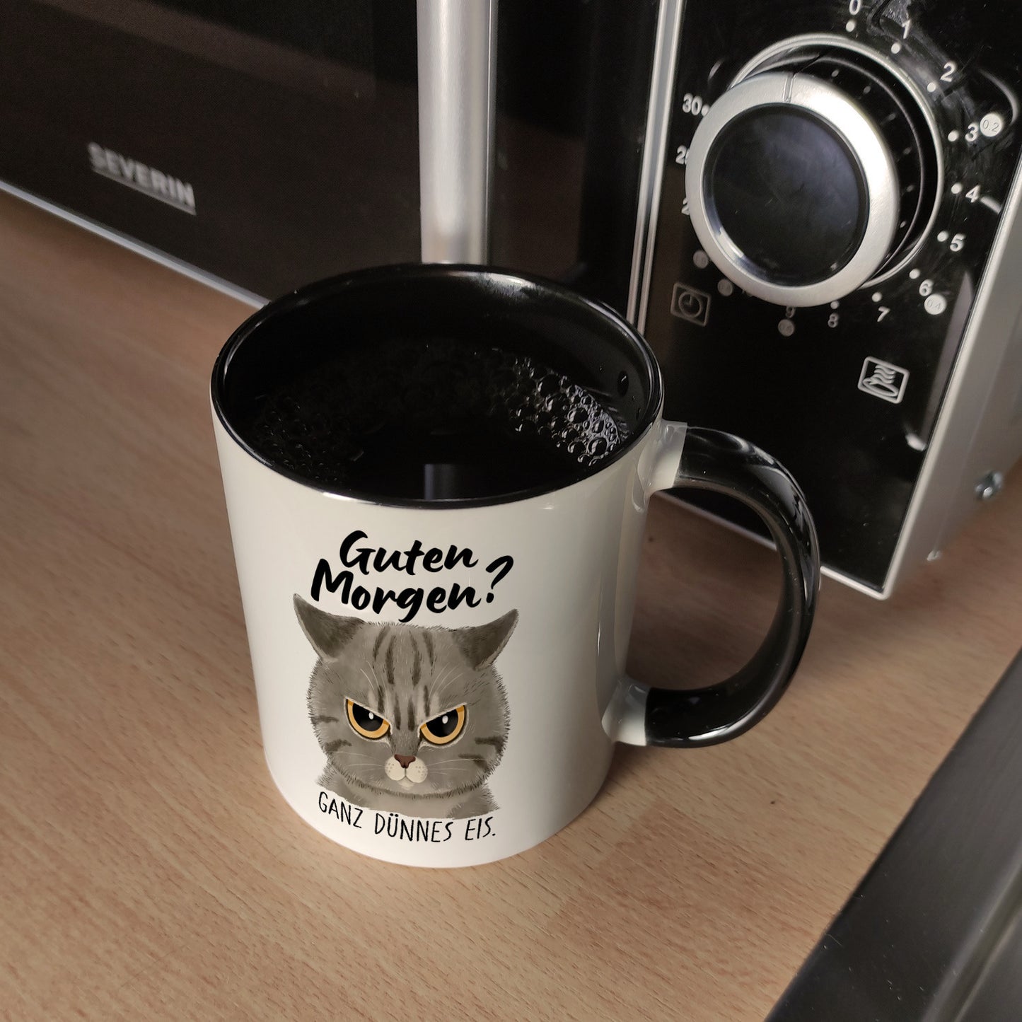 Morgenmuffel Katze Kaffeebecher in schwarz mit Spruch Guten Morgen - Ganz dünnes Eis