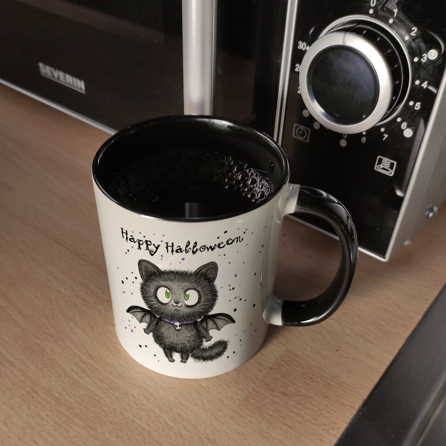 Happy Halloween Kaffeebecher in schwarz mit schwarzer Fledermaus-Katze