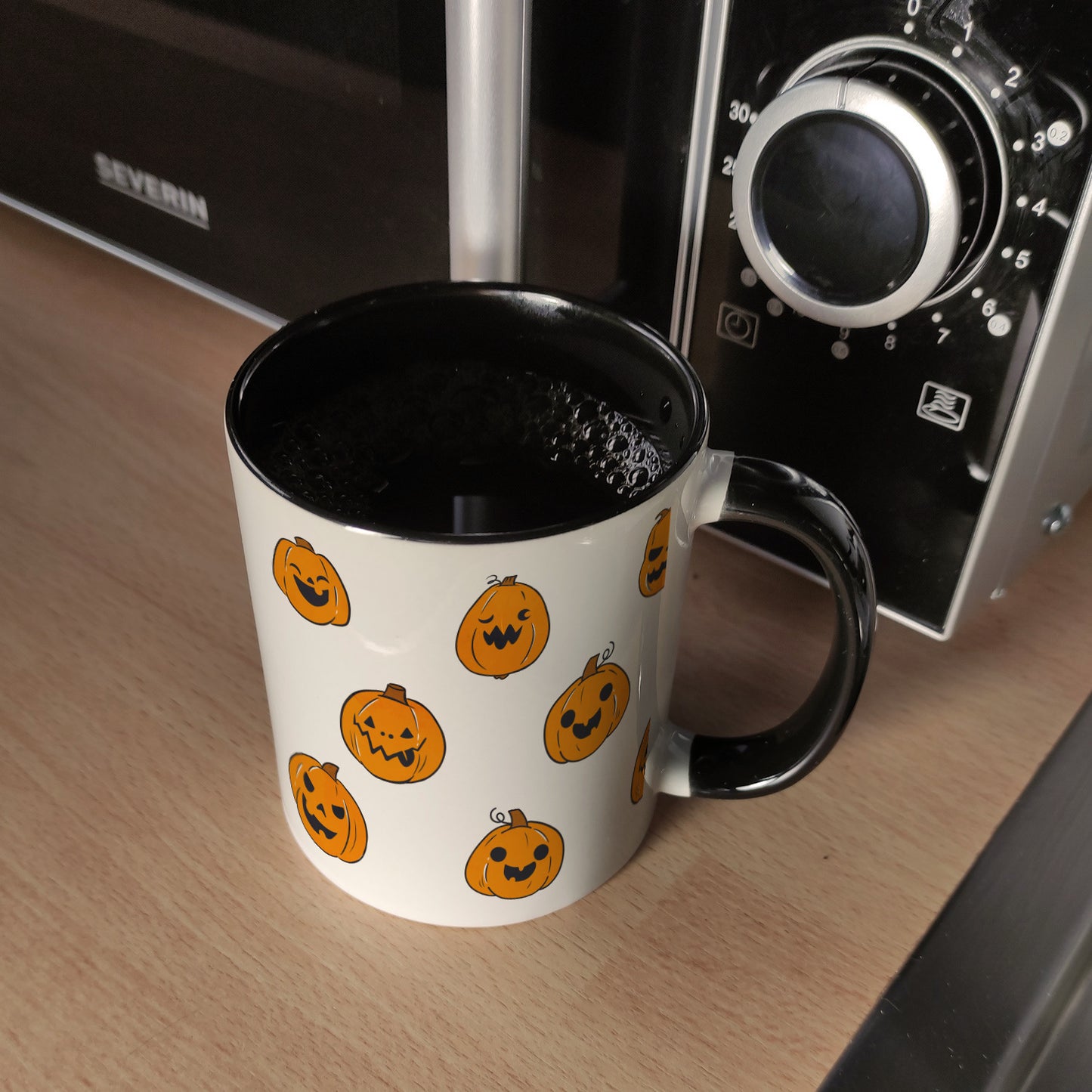 Kaffeebecher Schwarz im Halloween Design - mit vielen lustigen geschnitzten Kürbisköpfen