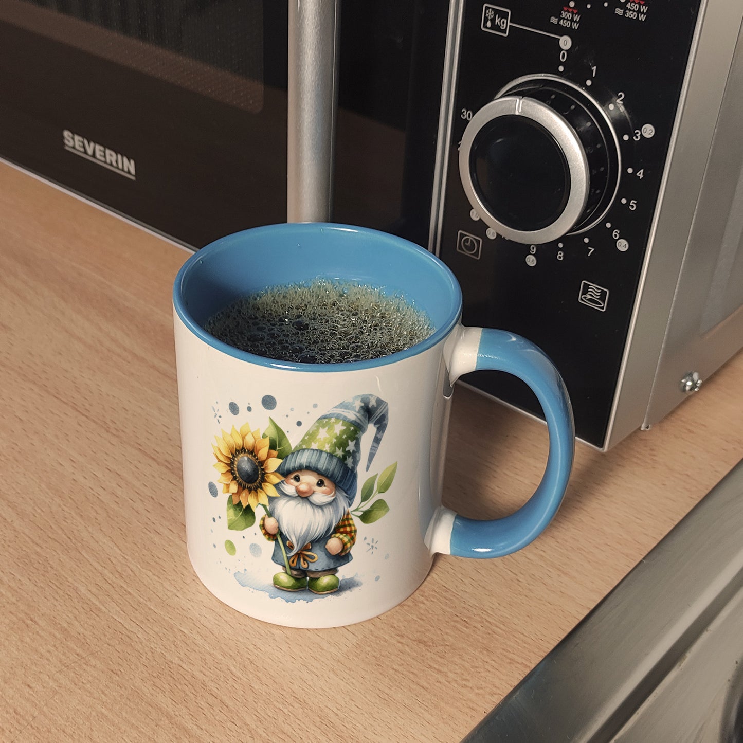 Gartenzwerg mit Sonnenblume Kaffeebecher in hellblau