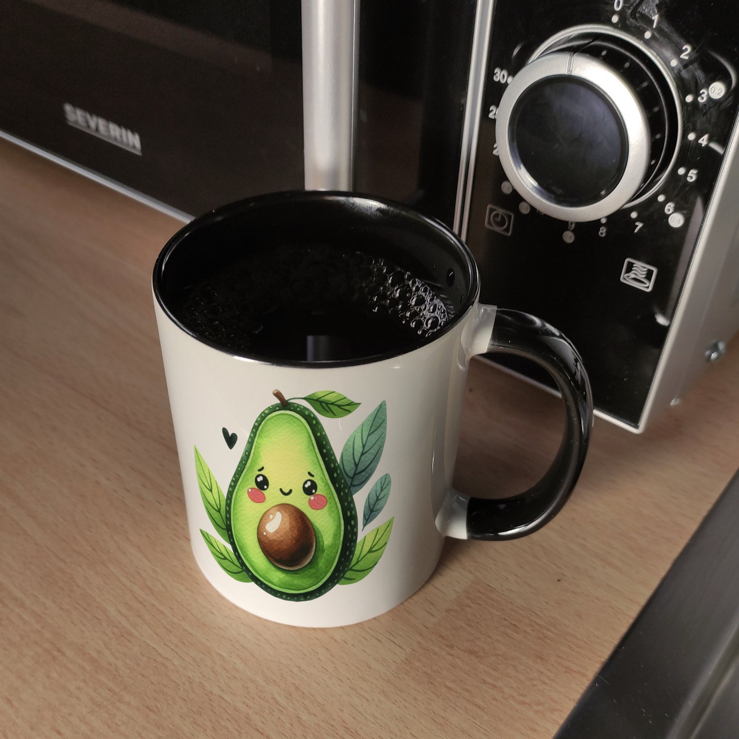 Lächelnde Avocado Kaffeebecher in schwarz