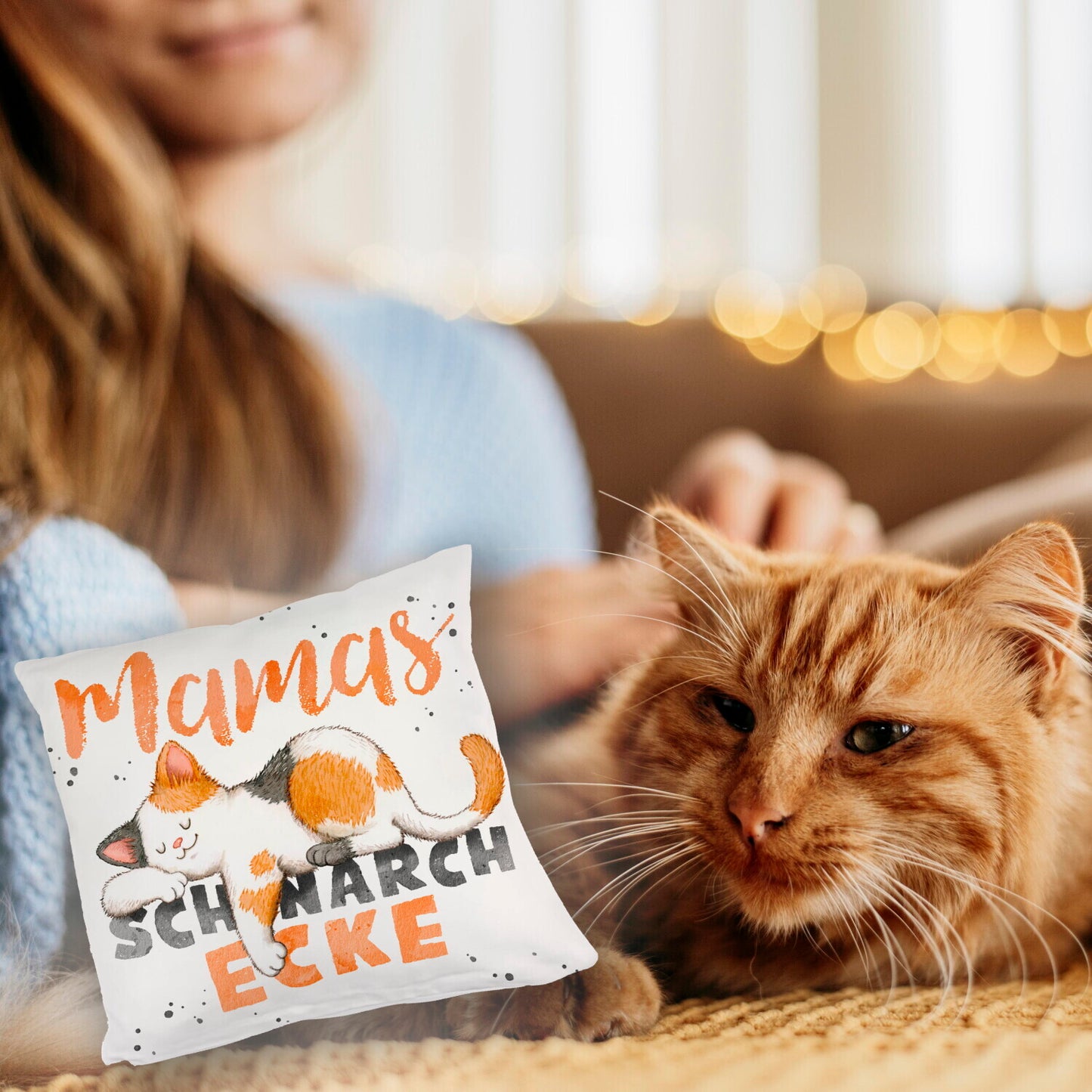 Orange Katze Kuschelkissen mit Spruch Mamas Schnarchecke