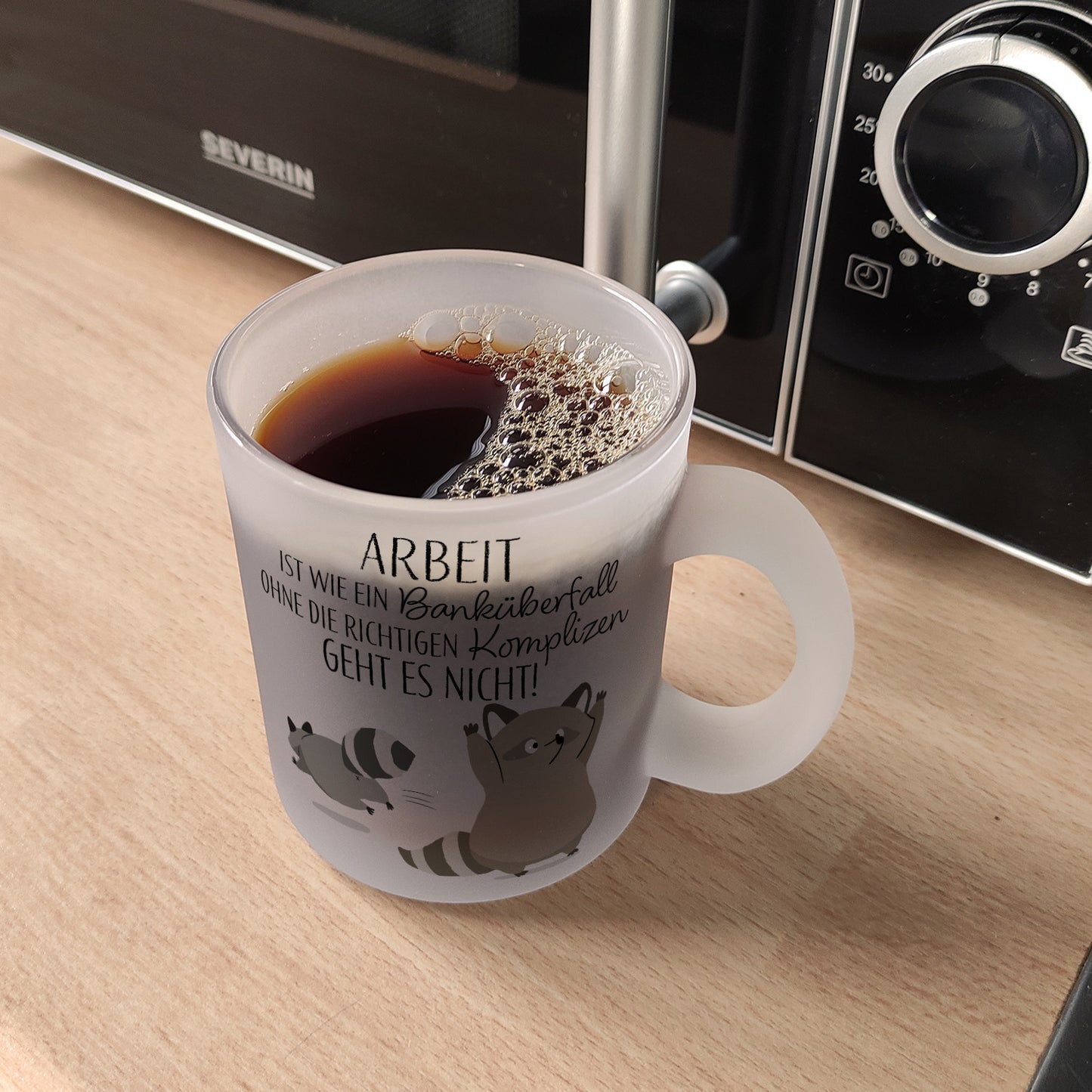 Waschbären Glas Tasse mit Spruch Arbeit erfordert die richtigen Komplizen