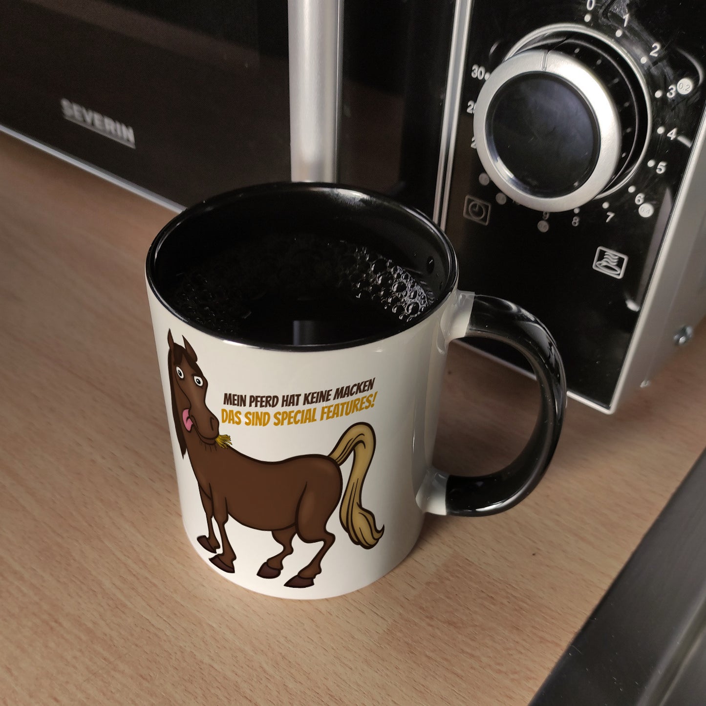 Mein Pferd hat keine Macke. Das sind Special Features! Kaffeebecher Henkel und Innenseite Schwarz mit Pferde Motiv