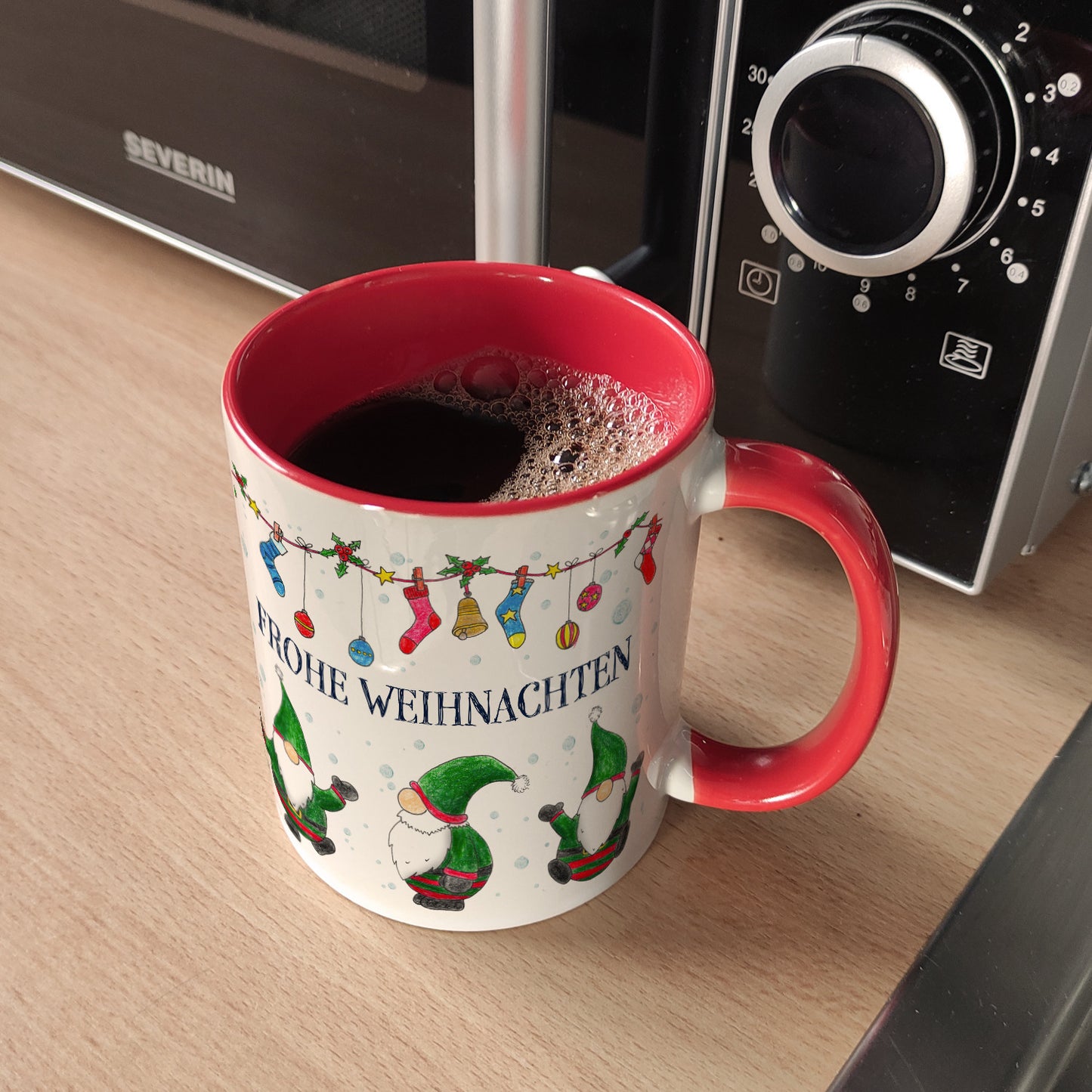 Frohe Weihnachten Kaffeebecher Henkel und Innenseite Rot mit Wichtel Motiv