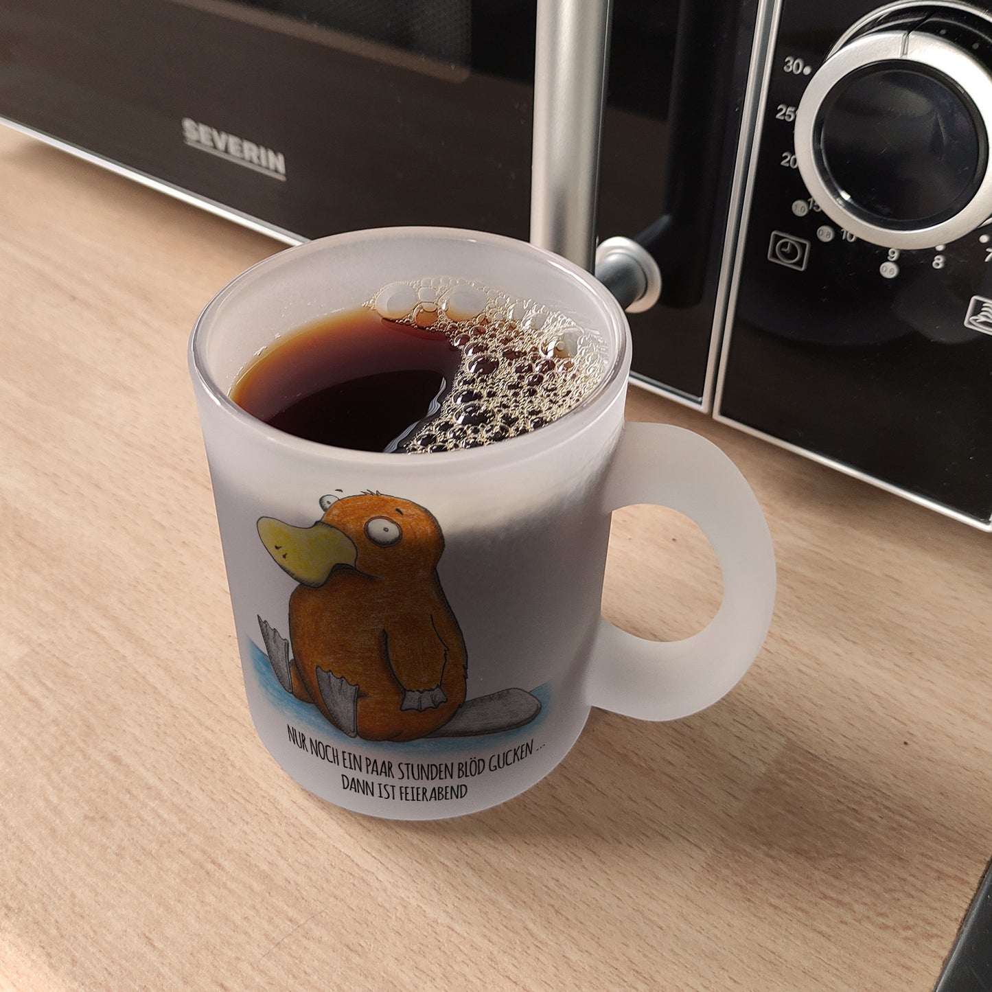 Nur noch ein paar Stunden blöd gucken, dann ist Feierabend Glas Tasse mit Schnabeltier Motiv