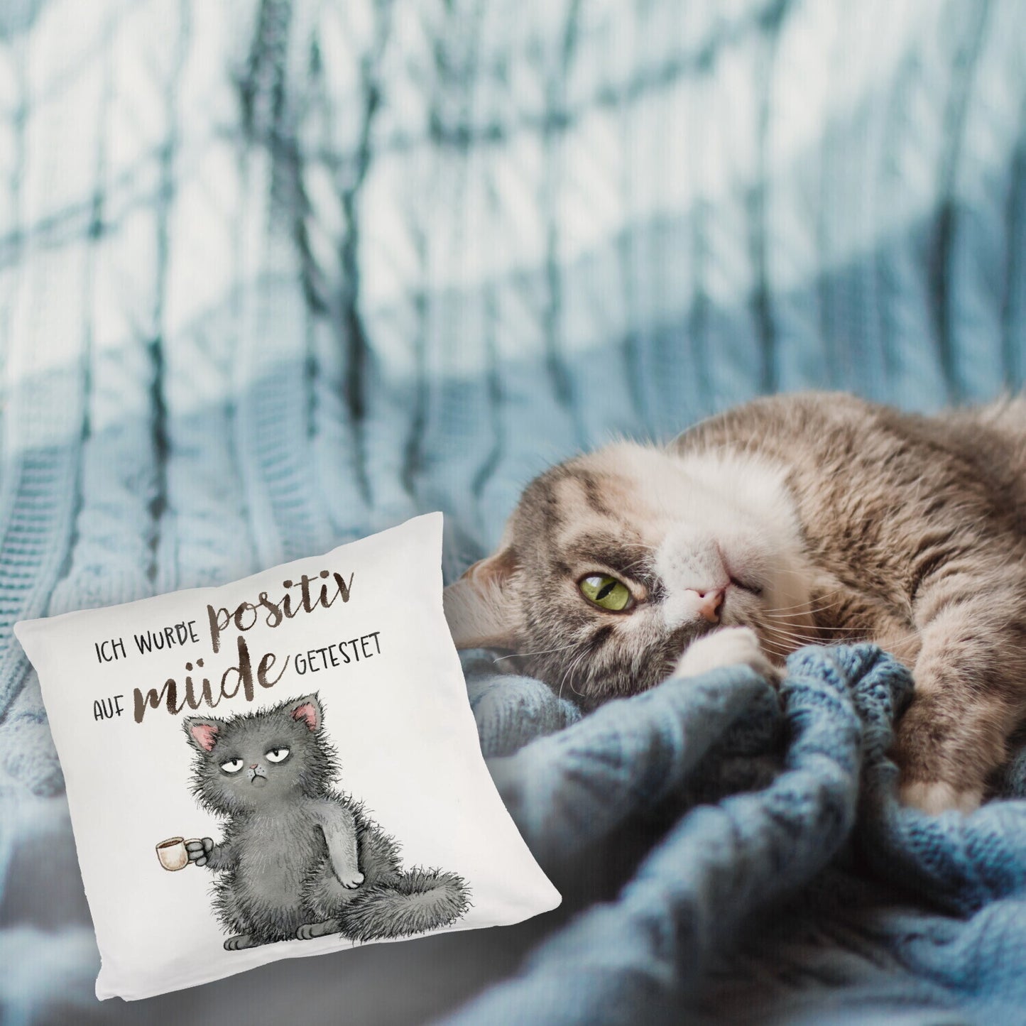 Genervte Katze Kuschelkissen mit Spruch positiv auf müde getestet