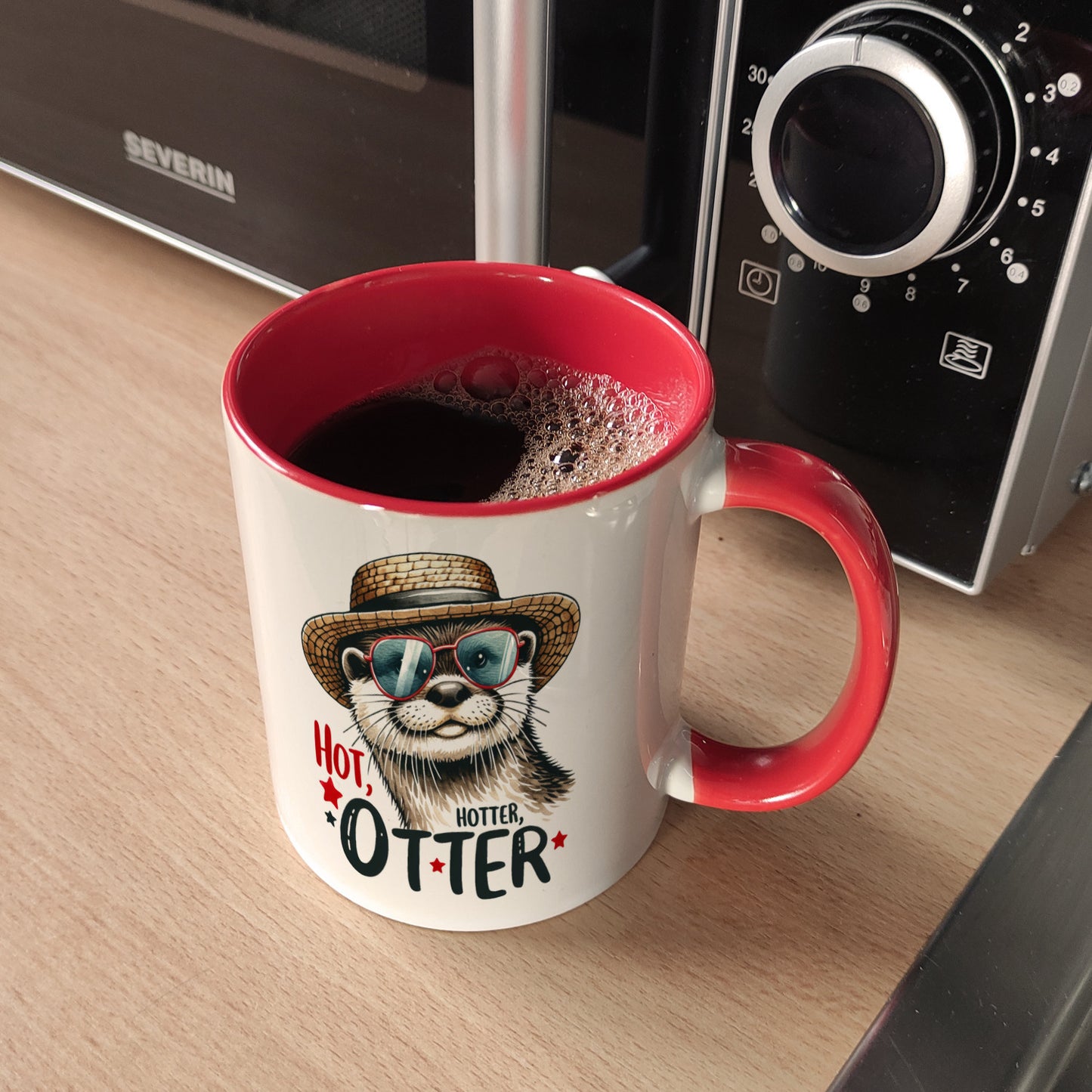 Otter mit Sonnenbrille und Strohhut Kaffeebecher in rot mit Spruch Hot Hotter Otter