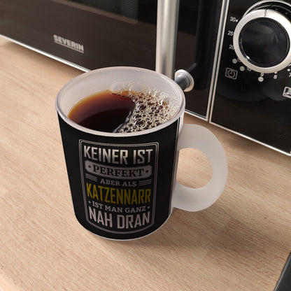 Keiner ist perfekt, aber als Katzennarr ist man ganz nah dran Glas Tasse mit Retro Motiv